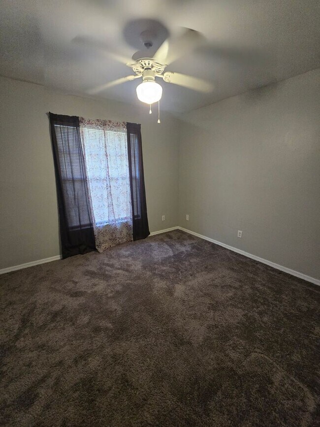 Building Photo - 501 W Saunders St