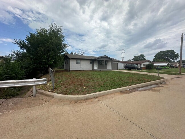 Building Photo - 3 bed, 1 bath, 1 car garage