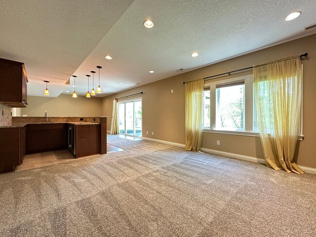 Building Photo - Astonishing 5 bedroom 3.5 Bath Home
