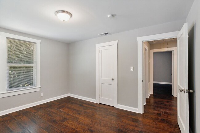 Building Photo - Large 3BR/2BA Home Walking Distance to Daf...