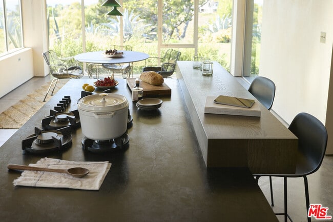 Building Photo - 5927 Busch Dr