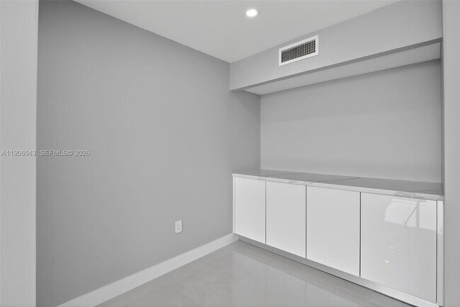 Building Photo - 3675 N Country Club Dr