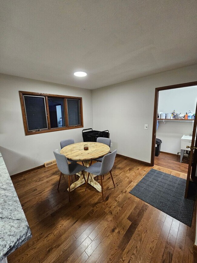 Building Photo - Remarkable 5 Bedroom Home For Rent in Mentor