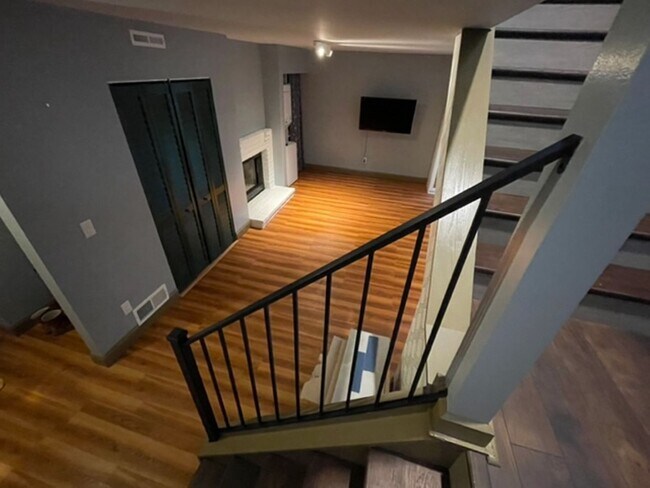 Building Photo - Spacious Townhome 2Bed/1Bath- Available July 1
