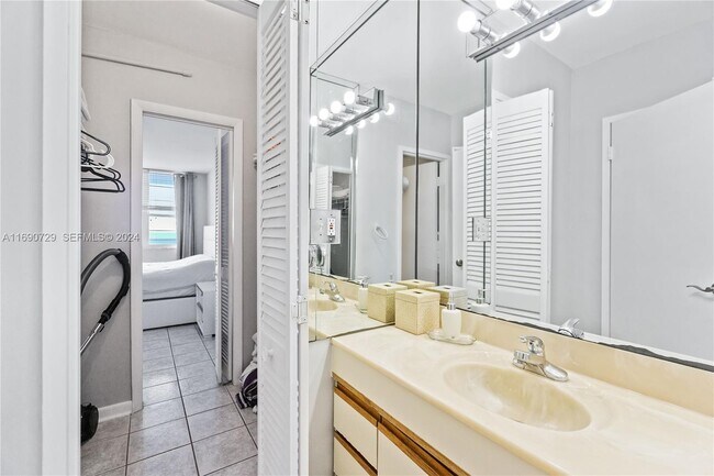 Building Photo - 100 Lincoln Rd