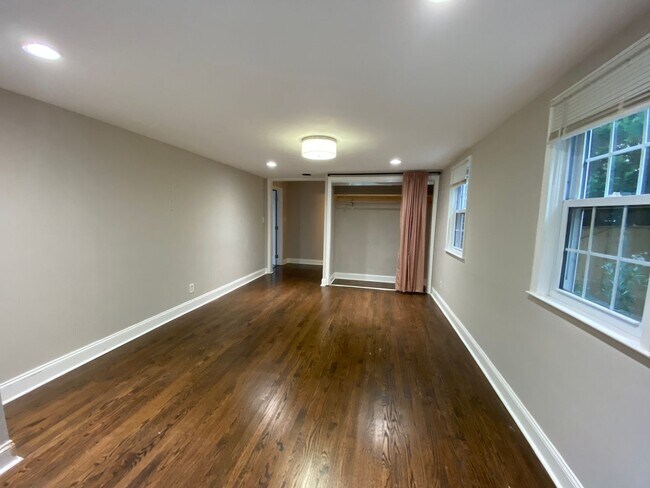 Building Photo - Spacious 5Bed/3.5Bath Townhome in Prime To...