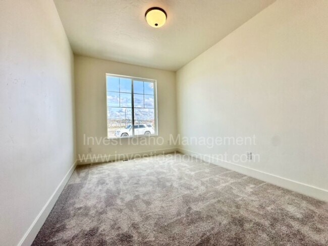 Building Photo - Beautiful 1 year old home available now!