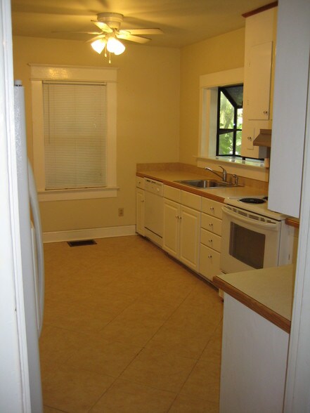 Kitchen - 1015 E Washington St