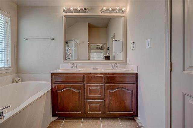 Building Photo - 5009 Holliday Dr