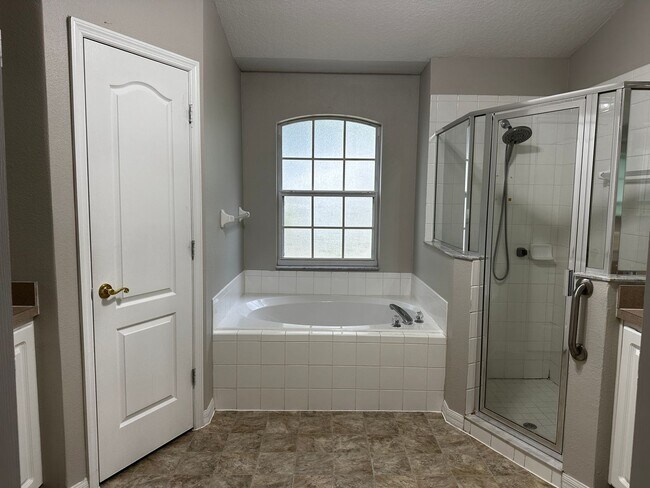 Building Photo - Coming Available Soon - 3/2 Split Plan Home in Eustis with Screened Porch!