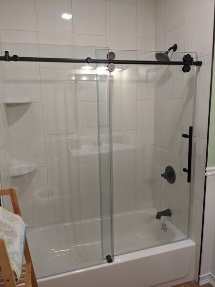 2nd Bathroom - Tub / Shower - 225 W Pastorius St