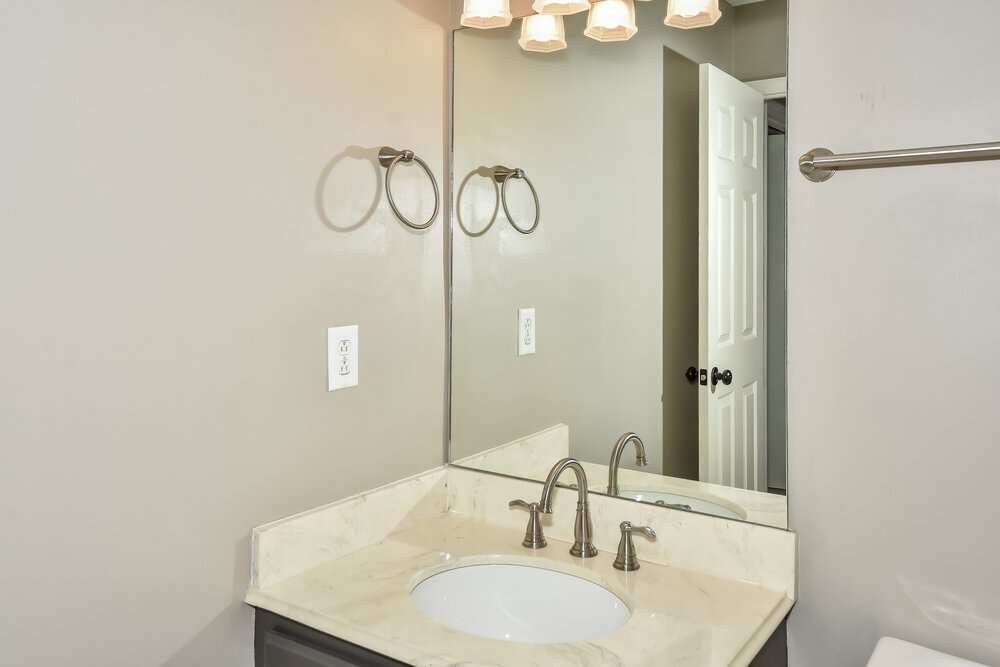 Building Photo - 142 S Birchwood Dr