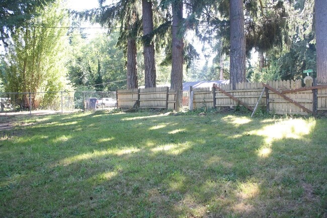 Building Photo - 2/3rd acre lot! 1 bdrm 1 bath. Store your ...