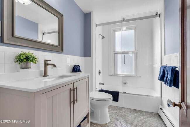 Building Photo - 6 Center St