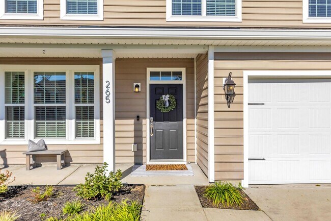 Building Photo - Stunning 4 Bed/2.5 Bath home in Creekside