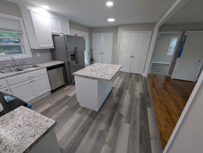 Building Photo - 310 Sunset St SW