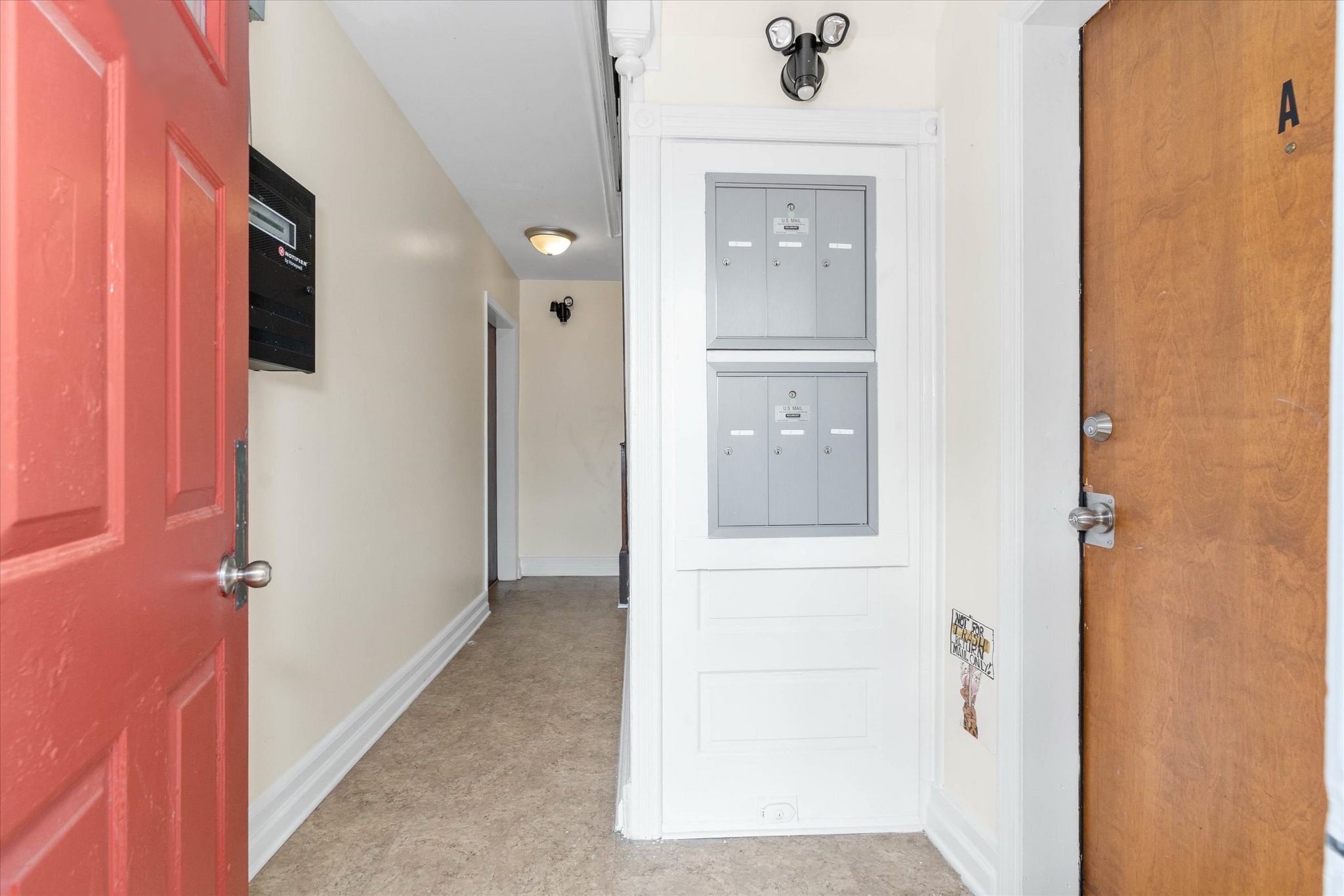 Building Photo - 305 E 9th St