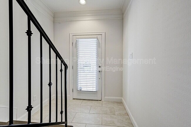 Building Photo - 744 W 24th St