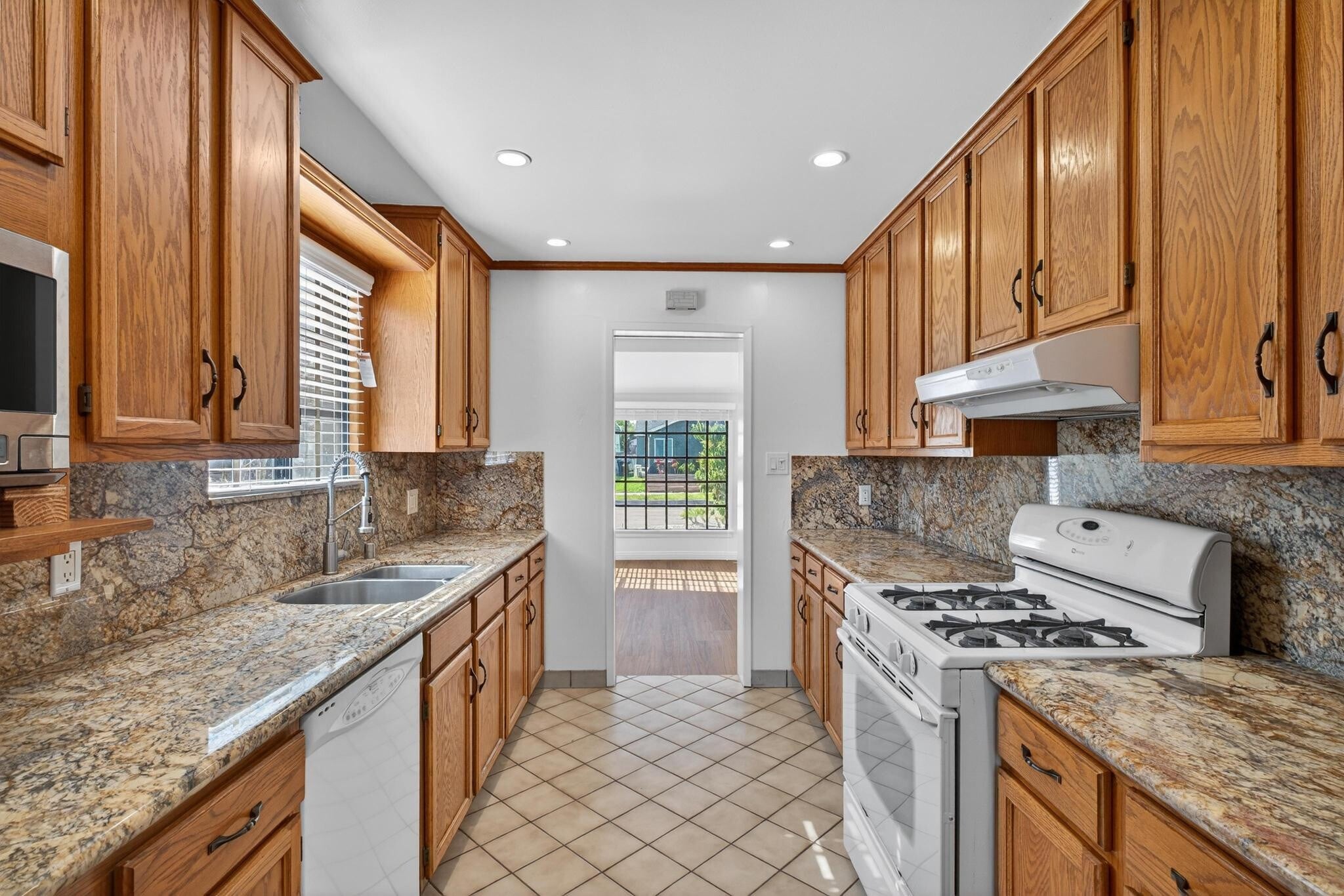 Building Photo - 15202 Florwood Ave