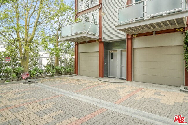 Building Photo - 3450 Cahuenga Blvd