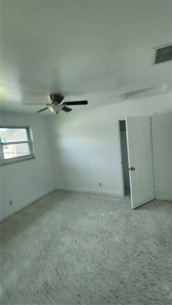 Building Photo - 4555 SW 32nd Ave