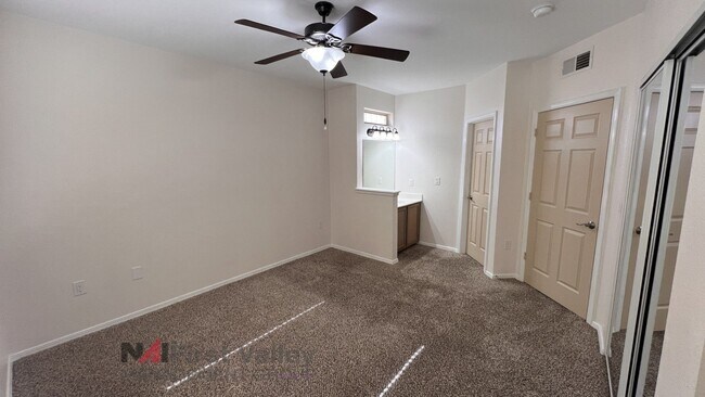 Building Photo - 2 Bedrooms, 2 Baths