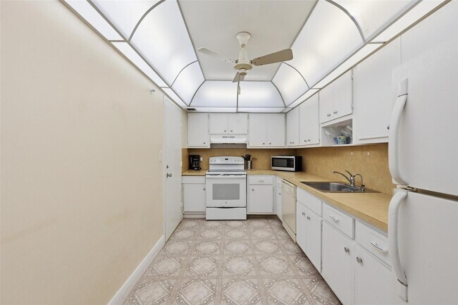 Building Photo - 405 N Ocean Blvd