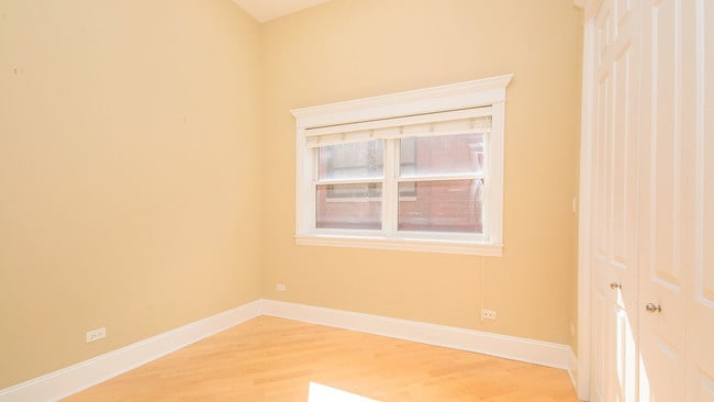 Building Photo - 1910 W Armitage Ave