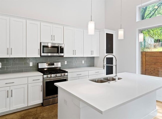 Building Photo - 1609 J J Seabrook Dr