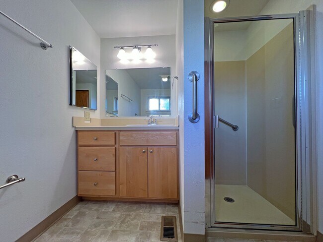 Building Photo - Rental ranch rambler - 3 bed, 2.5 bath, 2 ...