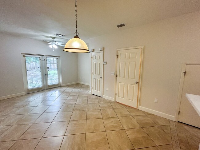 Building Photo - Woods Edge South #147