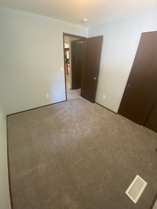 Building Photo - 3 Bed Room 1.75 Bath , New Floor Covering , New Interior Paint