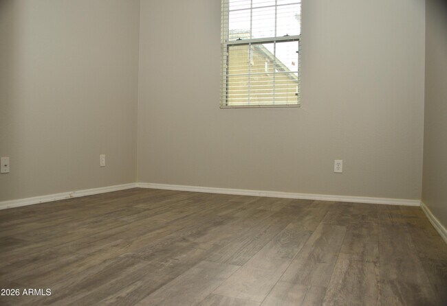 Building Photo - 964 S Almira Ave