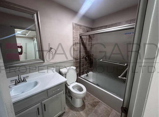 Building Photo - Newly Renovated 2 Bedroom, 2 Bath Duplex — Move-In Ready!