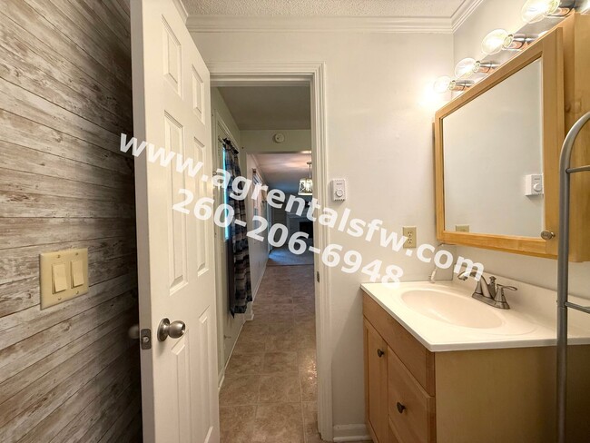 Building Photo - 5705 Graber Dr