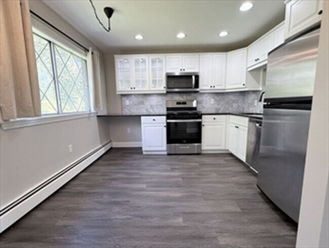 Building Photo - 2 bedroom in sought after Heritage Green Condo Association