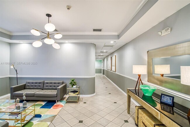 Building Photo - 2642 Collins Ave