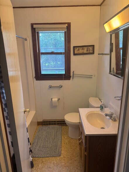 Bathroom - 15 Lombardi Hts