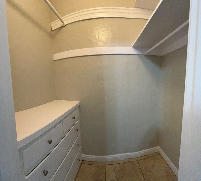 Building Photo - LARGE UPSTAIRS 2 BEDROOM 1 BATH, BUILDING ...