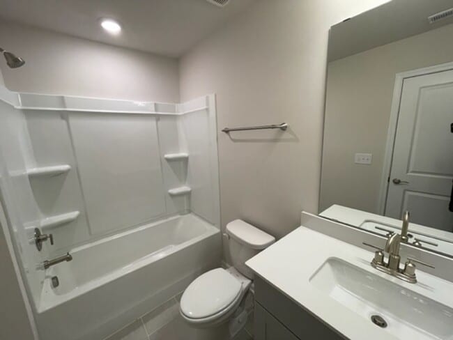 Building Photo - Like New Townhome in South & Main, Fuquay-Varina!