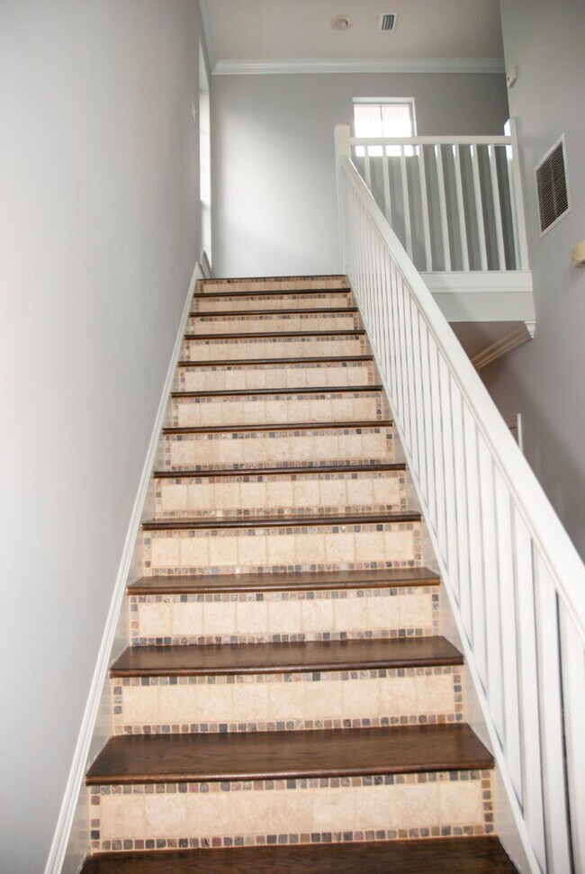 Building Photo - Luxury 3 bedroom 3.5 bath home in GATED co...
