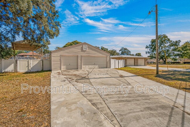 Building Photo - 8 Manor Dr