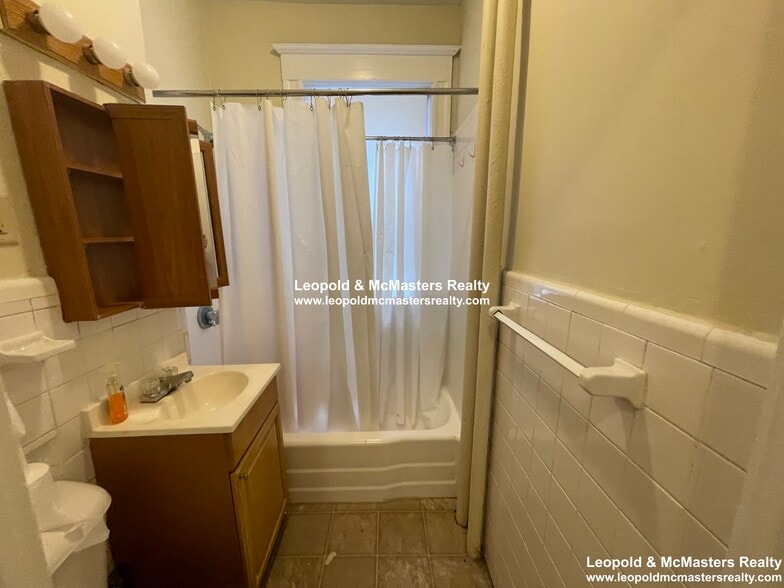 Building Photo - 68 Woodstock Ave