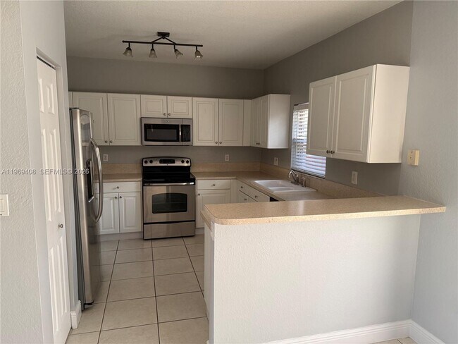 Building Photo - 2402 NE 41st Pl