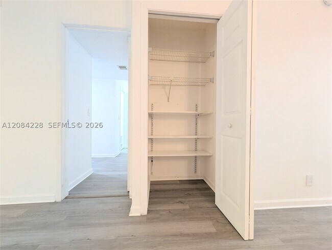 Building Photo - 310 Lakeview Dr