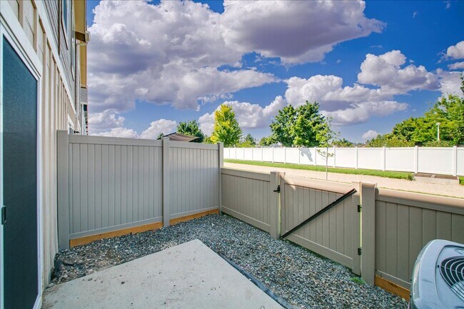 Building Photo - Townhome 2 bed / 2.5 bath in Boise!