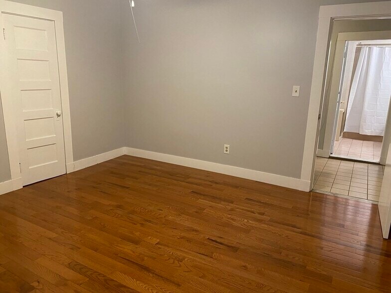 Building Photo - 18 Walnut Rd