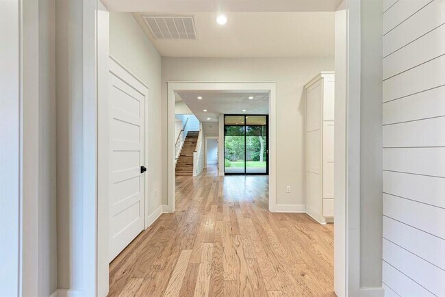 Building Photo - 1707 W St Johns Ave