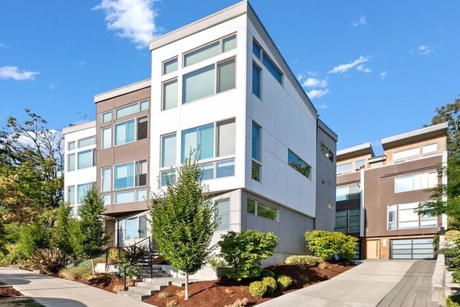 Building Photo - Elegant Mt. Baker End Unit Townhome with AIR CONDITIONING