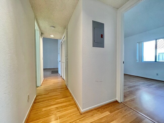 Building Photo - 2 Bed 2 Bath Corner Townhome